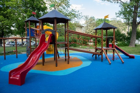Háromtornyos kalandvár színes gumiszőnyeggel – új játszótér a Gárdonyi Géza Művelődési Ház előtti zöldterületen